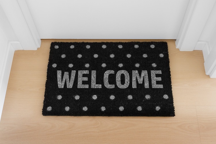 Welcome home doormat with close door